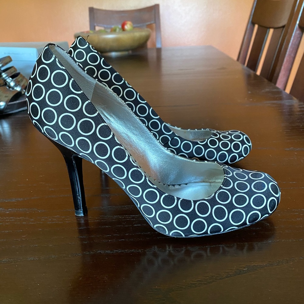 Black and white round toe pump. 4”heel
